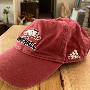 Preowned Arkansas razorbacks lid. Faded red in color. Slide straps adidas